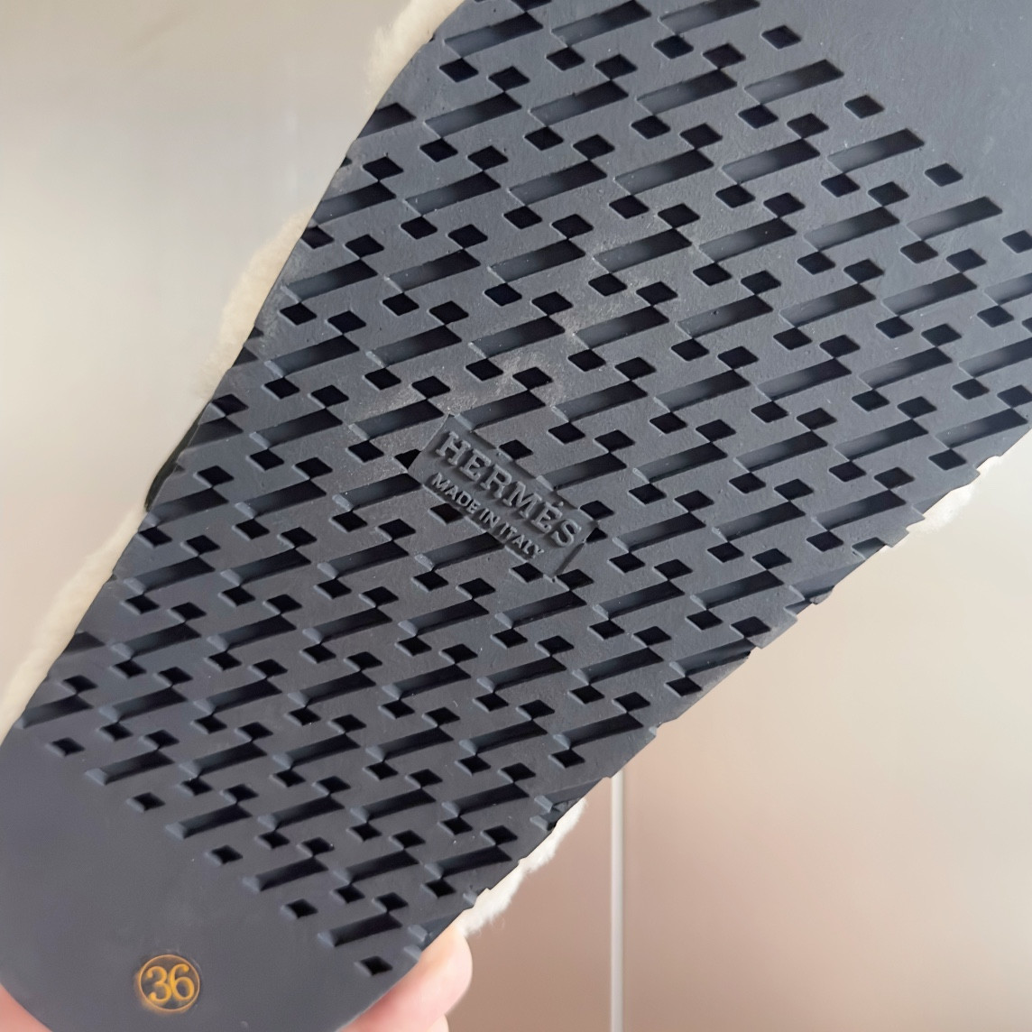 UA H**me5 Chypre sandal