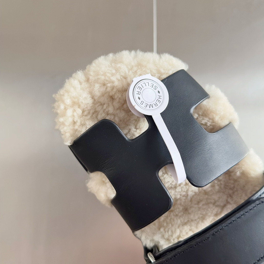 UA H**me5 Chypre sandal