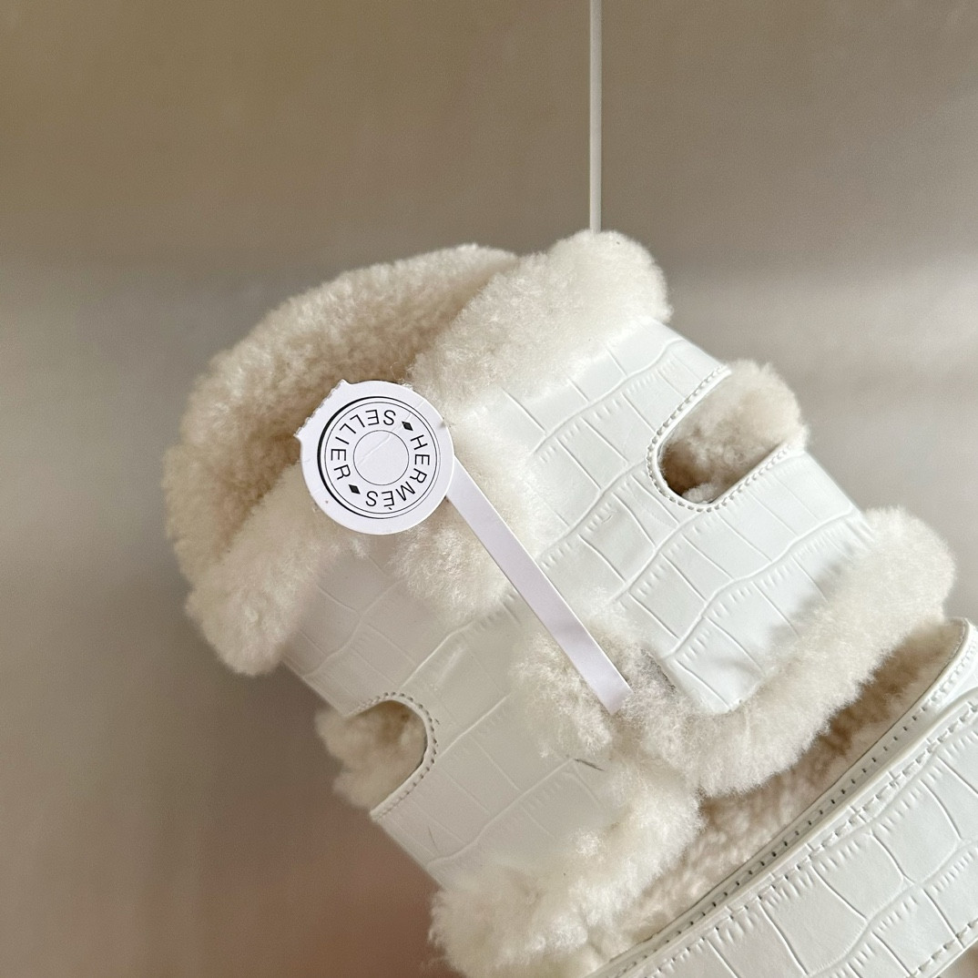 UA H**me5 Chypre sandal