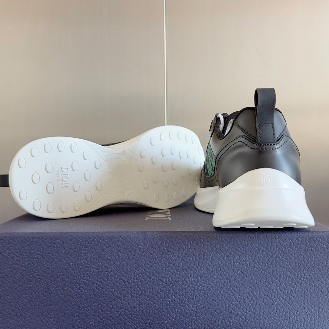 UA D10r B25 Runner Sneaker