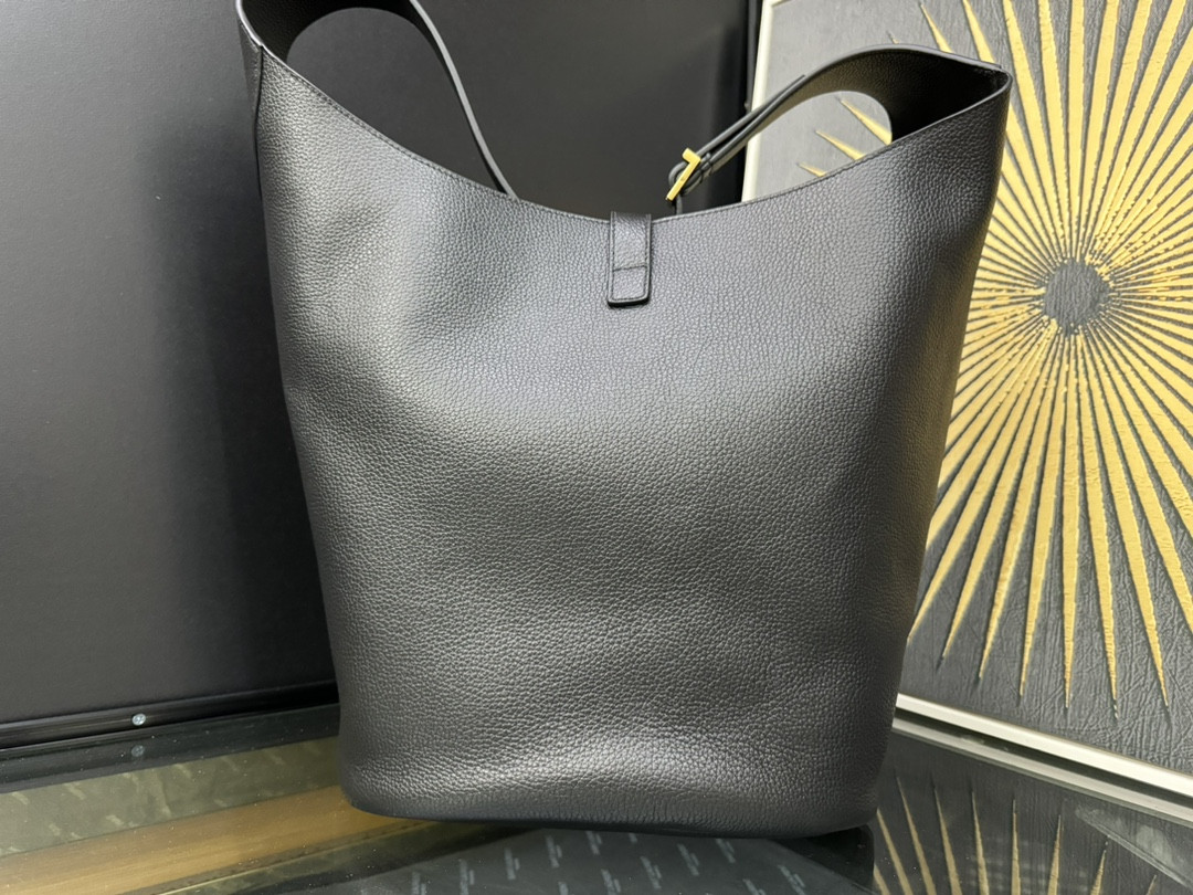 Y51 LE 5 À 7 hobo in grained leather 26x31.5x13.5cm