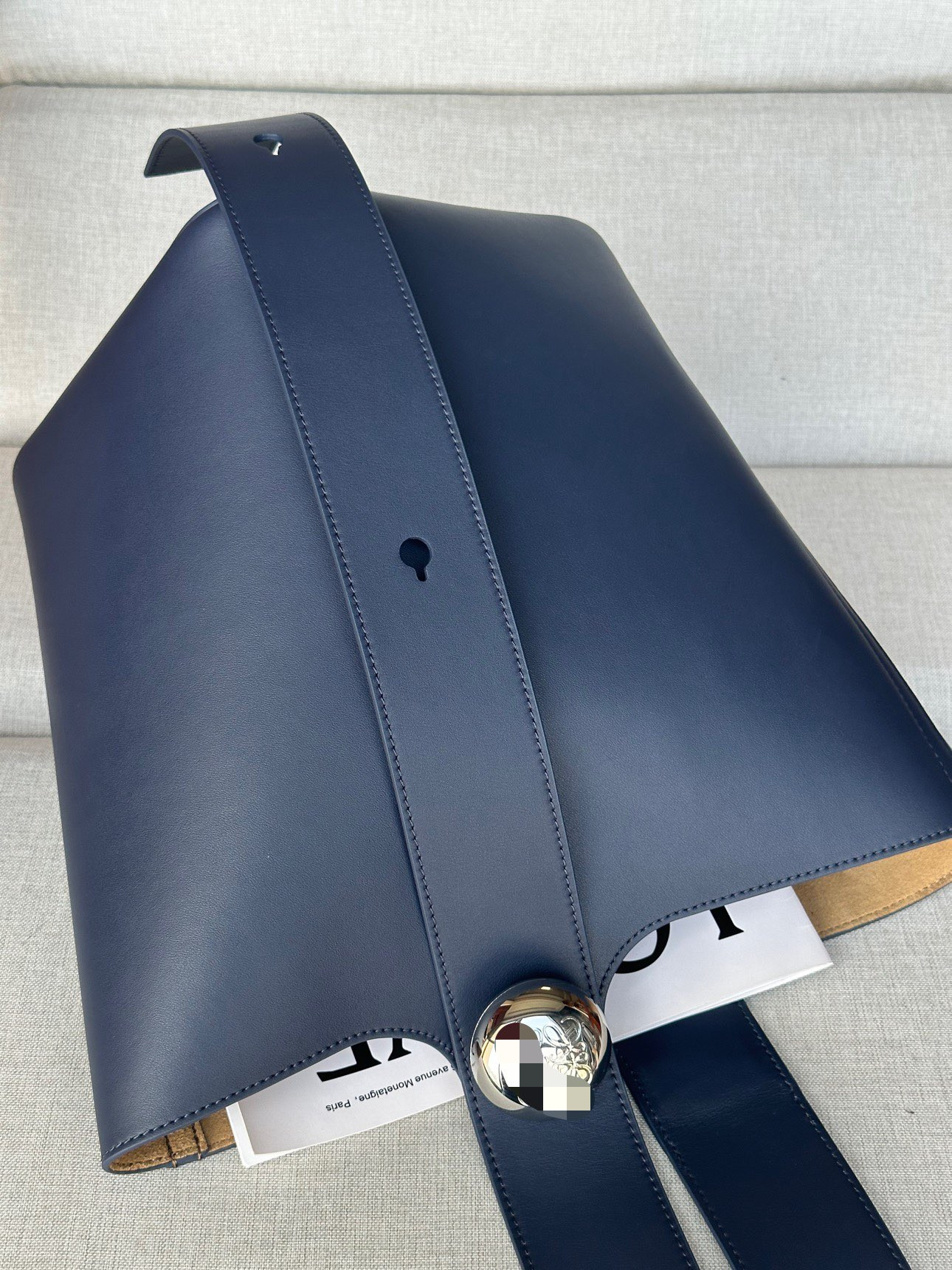 L0ew* Medium Pebble bucket in mellow calfskin 24.5x23.5x28cm