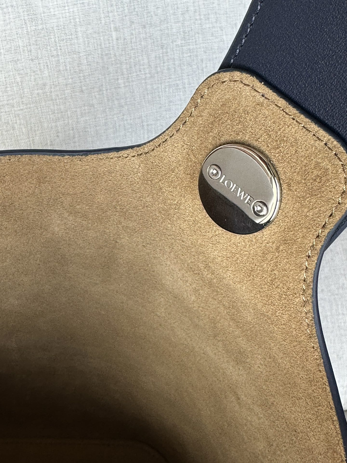 L0ew* Medium Pebble bucket in mellow calfskin 24.5x23.5x28cm