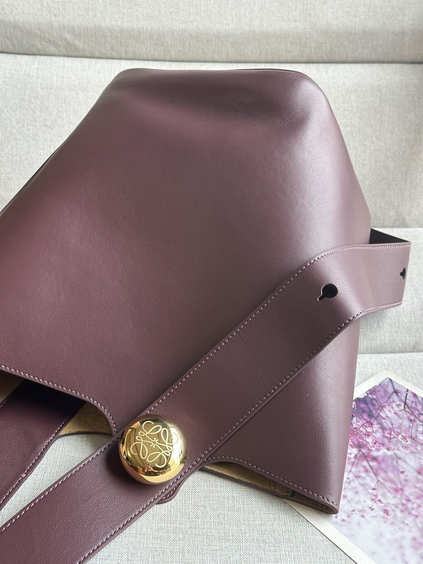 L0ew* Medium Pebble bucket in mellow calfskin 24.5x23.5x28cm