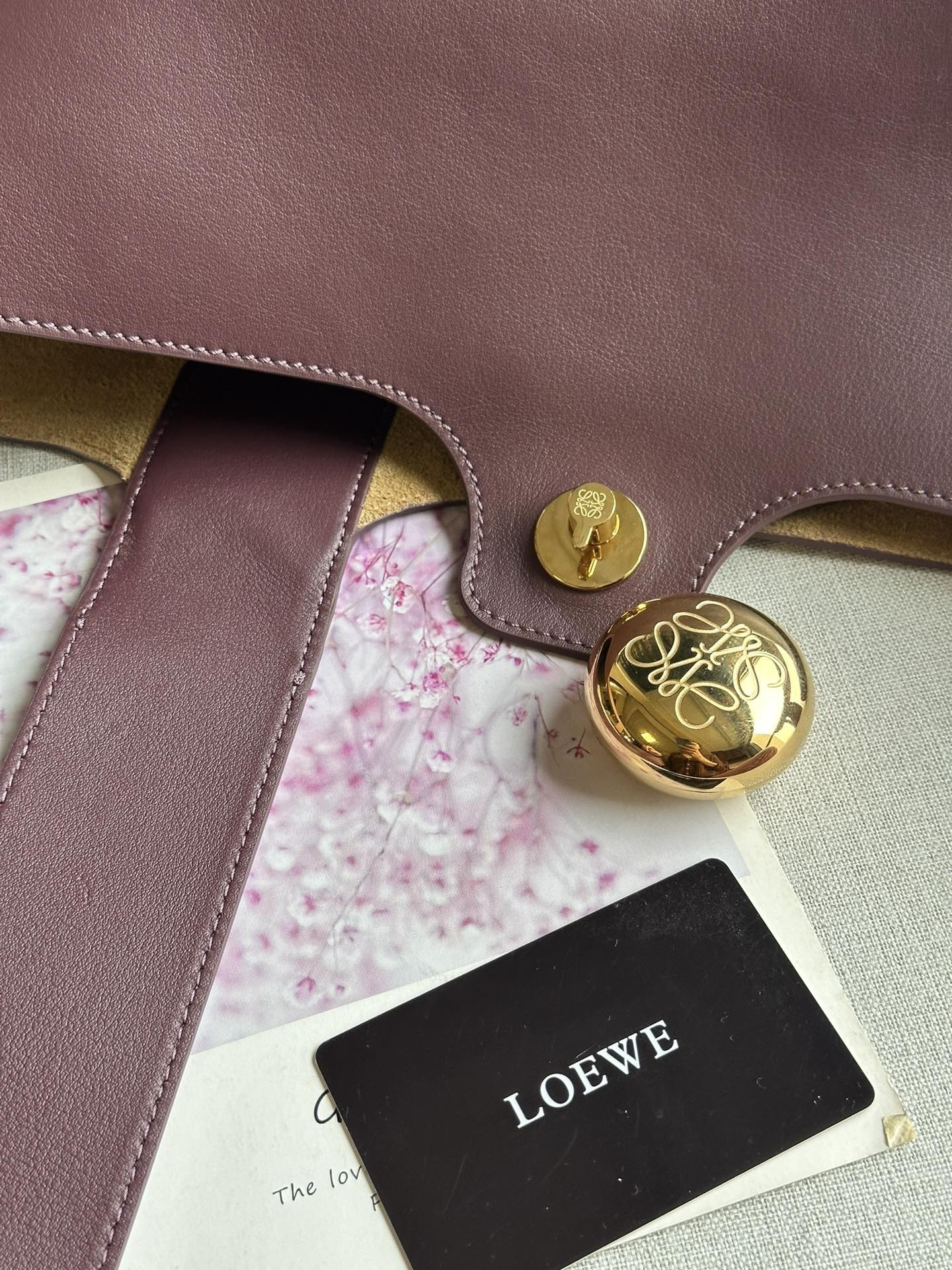 L0ew* Medium Pebble bucket in mellow calfskin 24.5x23.5x28cm