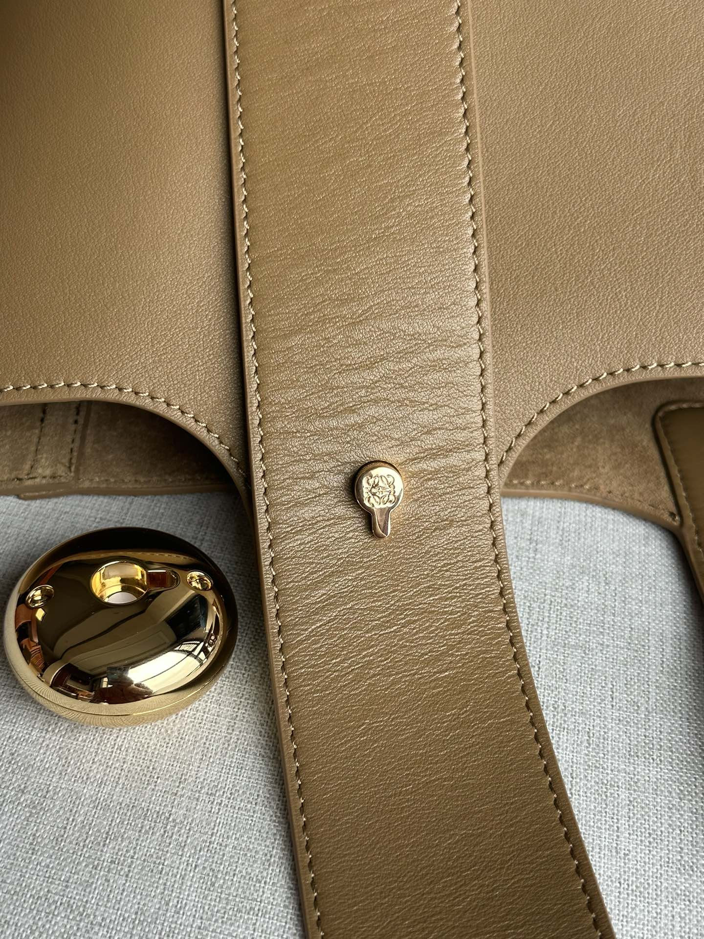 L0ew* Medium Pebble bucket in mellow calfskin 24.5x23.5x28cm