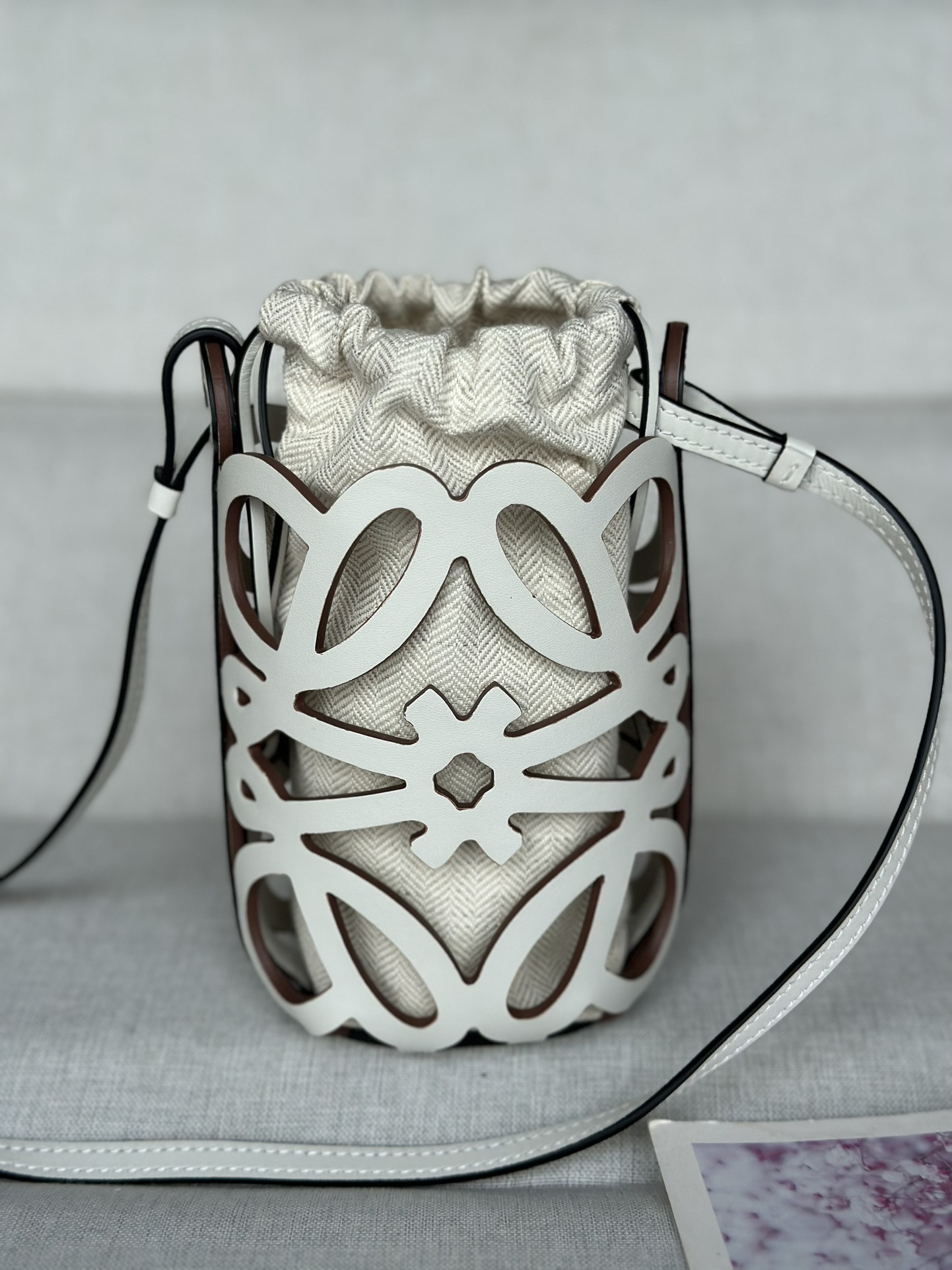 L0ew* Anagram cut-out pocket in classic calfskin and canvas 20x11x8cm