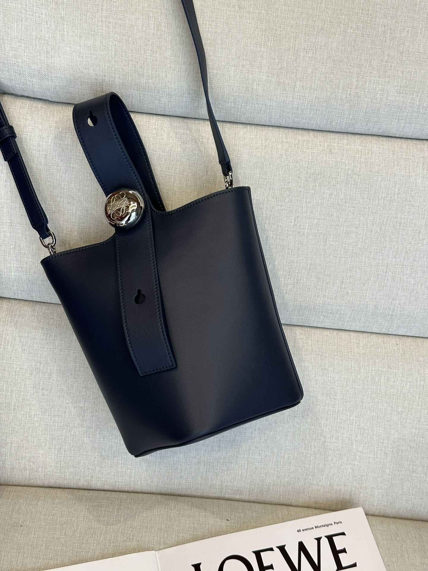 L0ew* Mini Pebble bucket in mellow calfskin 19.5x16x16cm