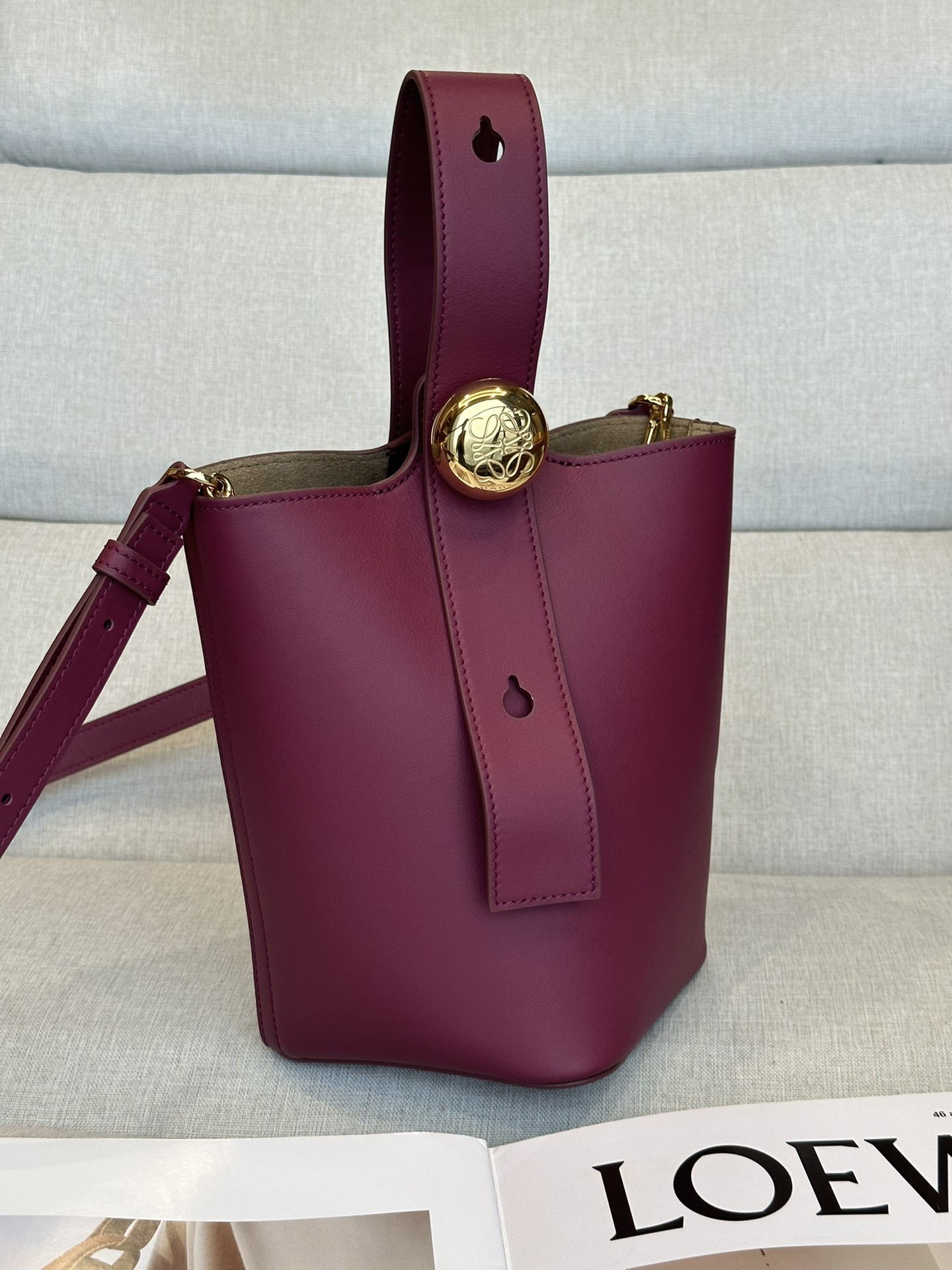 L0ew* Mini Pebble bucket in mellow calfskin 19.5x16x16cm