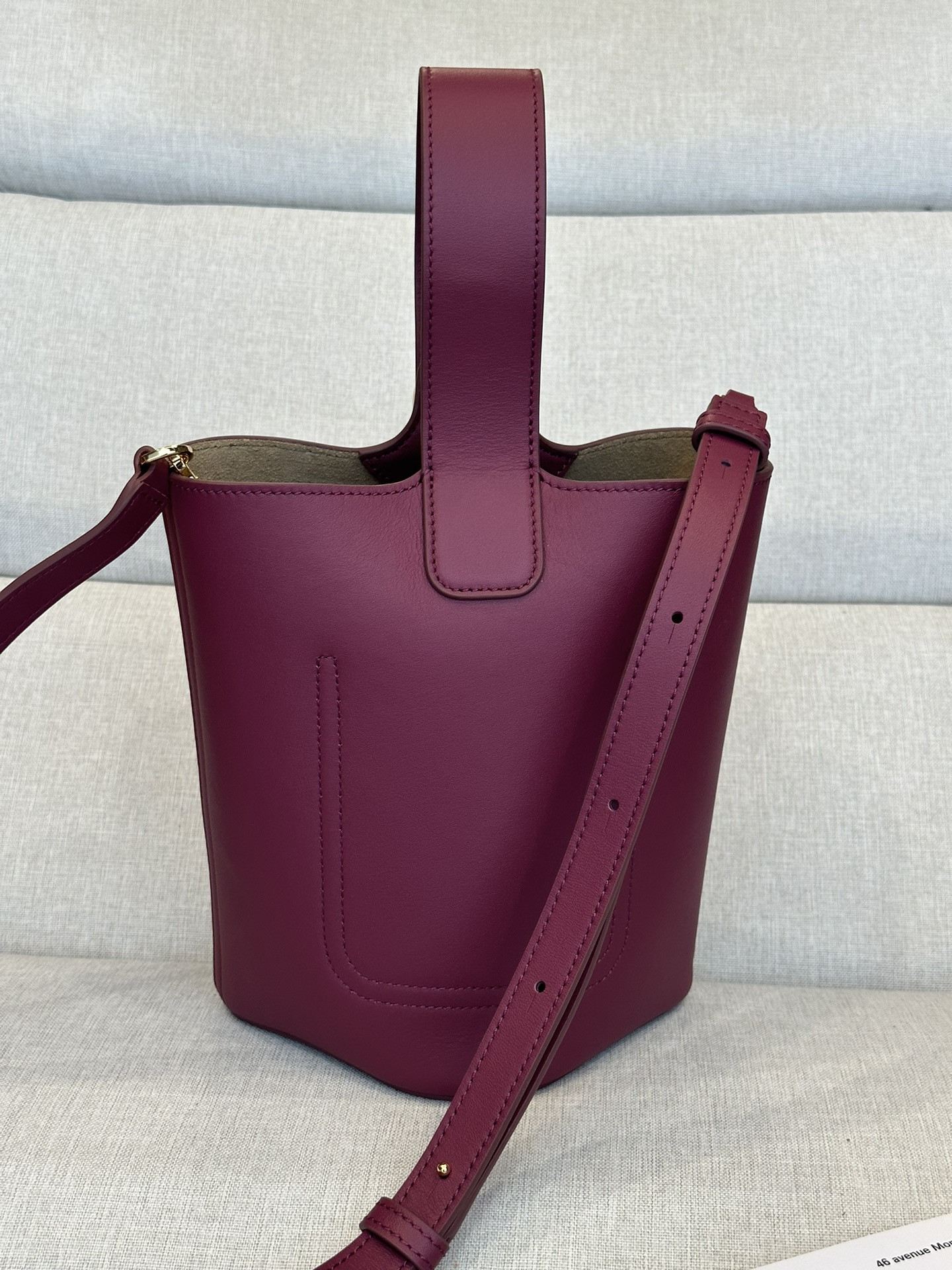 L0ew* Mini Pebble bucket in mellow calfskin 19.5x16x16cm