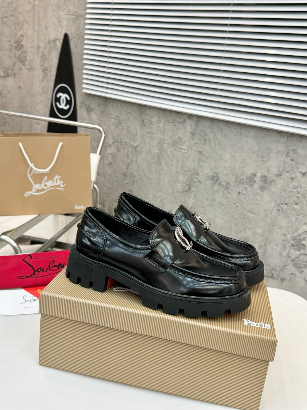 UA Chr1st1an Louboutin(CL) logo design,the latest runway version of the red-soled shoes