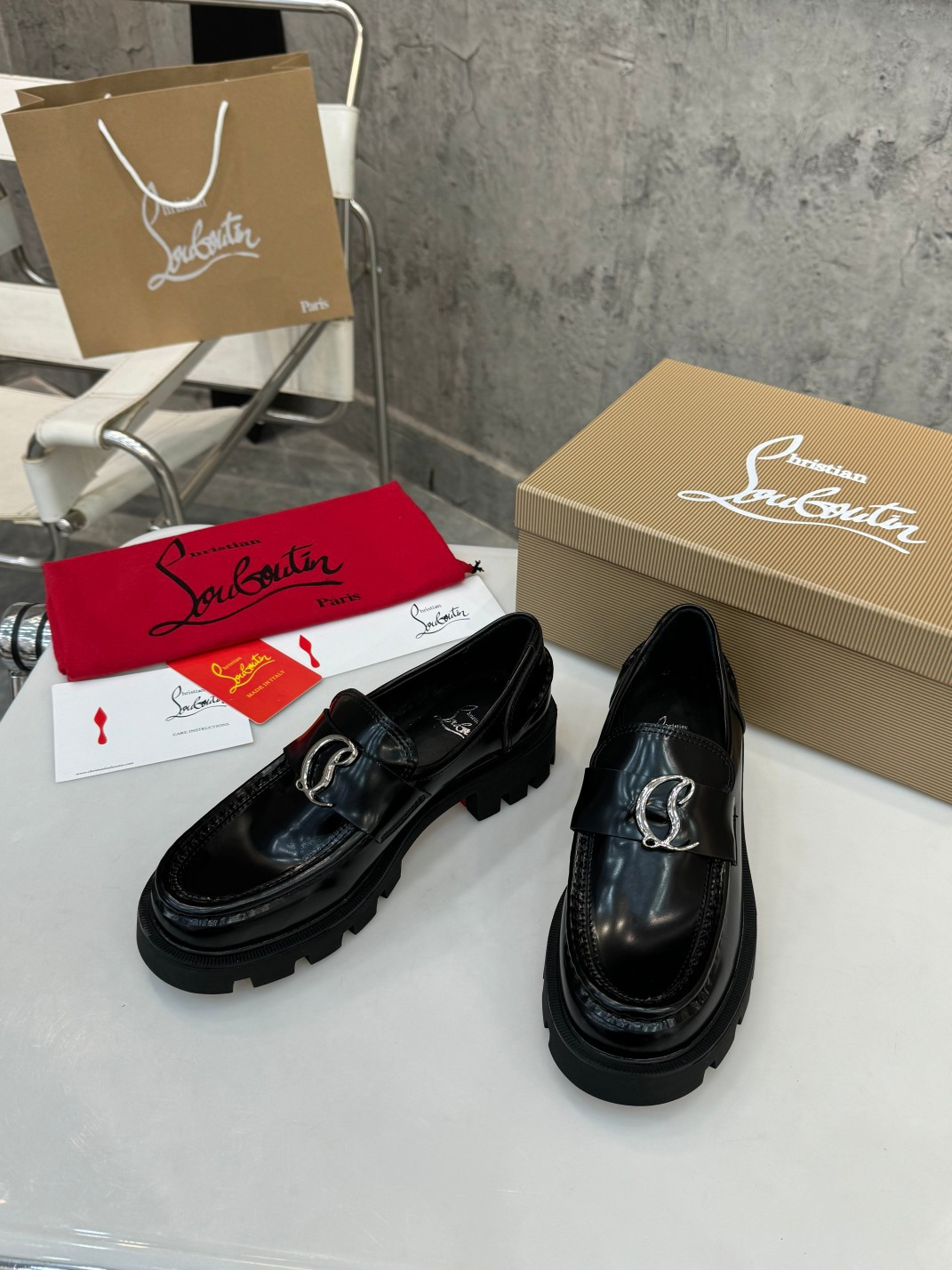 UA Chr1st1an Louboutin(CL) logo design,the latest runway version of the red-soled shoes