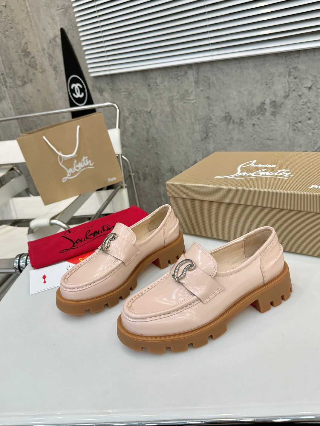 UA Chr1st1an Louboutin(CL) logo design,the latest runway version of the red-soled shoes