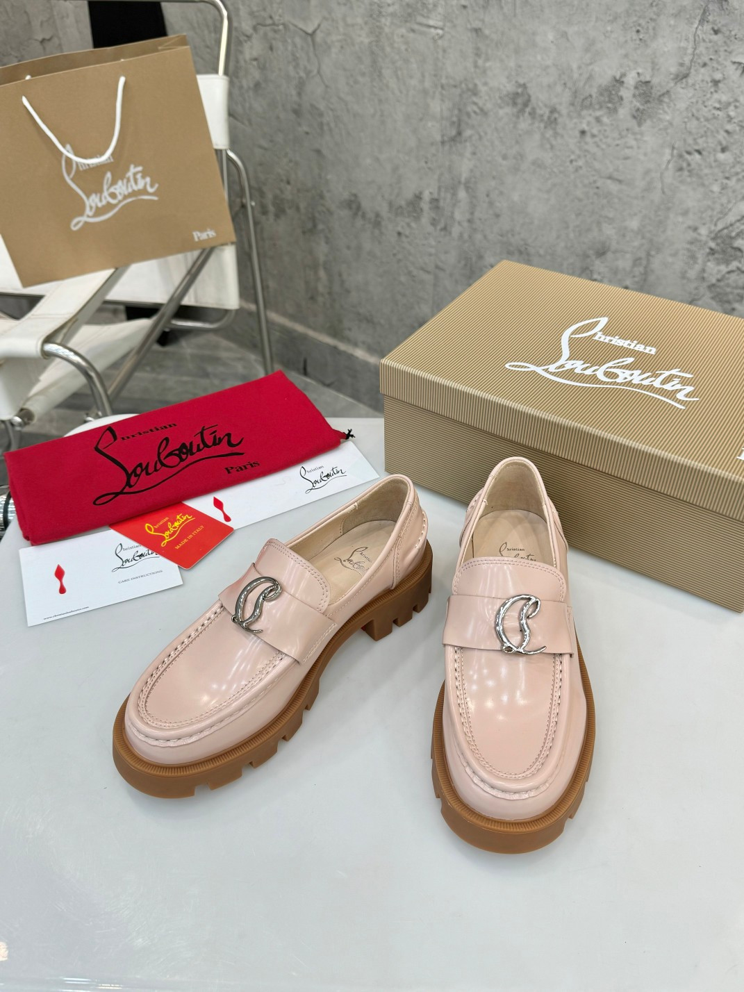 UA Chr1st1an Louboutin(CL) logo design,the latest runway version of the red-soled shoes