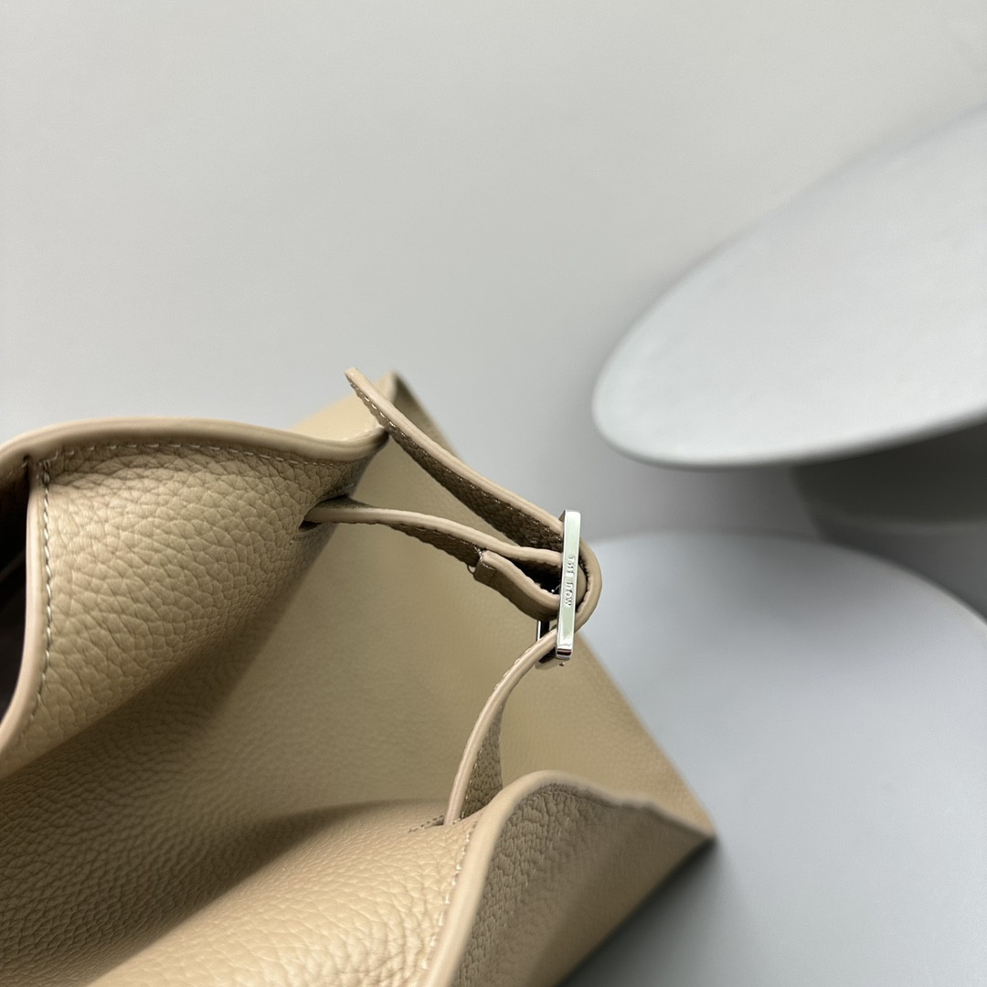 The R0w MARGAUX 17 43x24x30cm