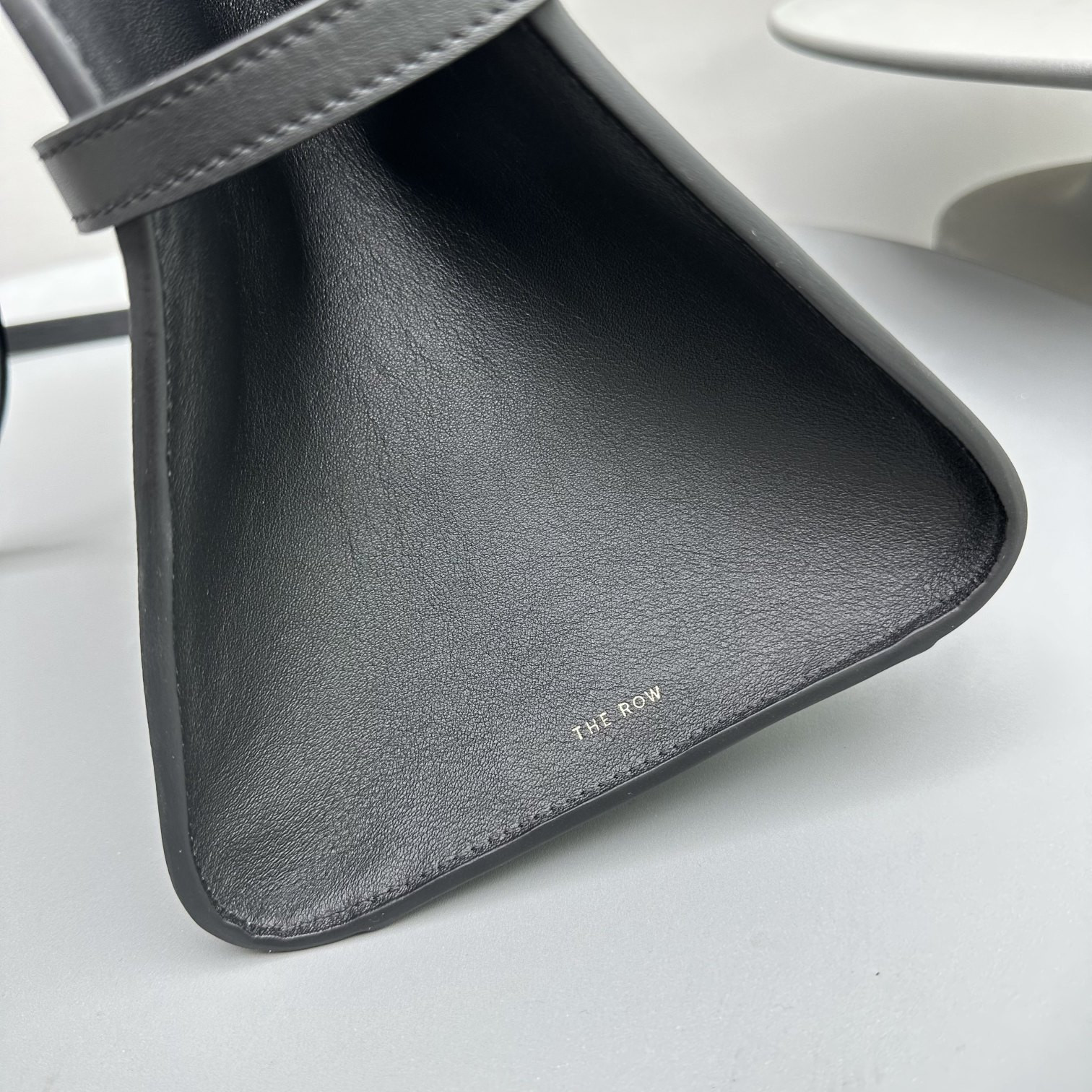 The R0w Margaux belt 12 32x15x25cm