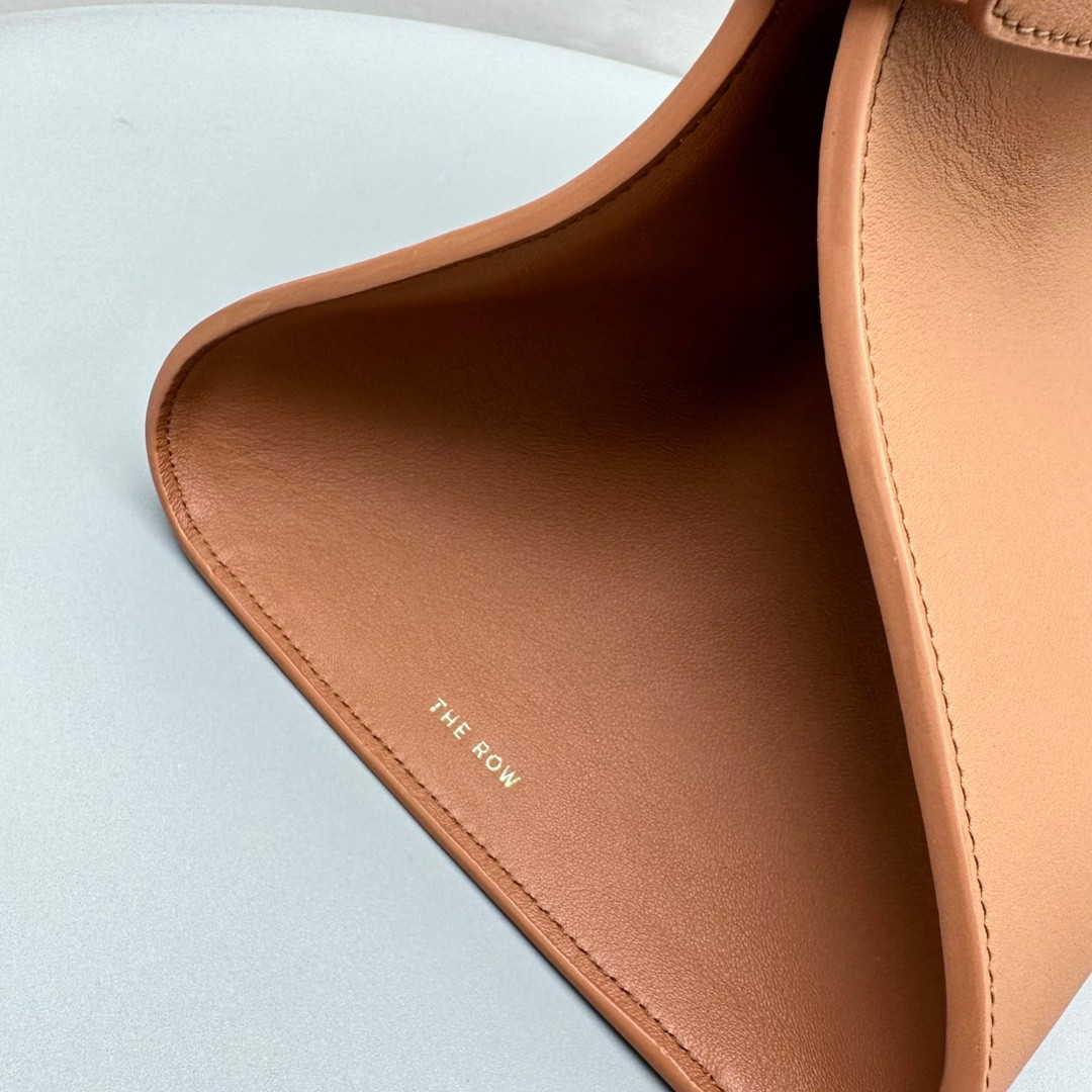 The R0w Margaux belt 15 38.5x16x30cm