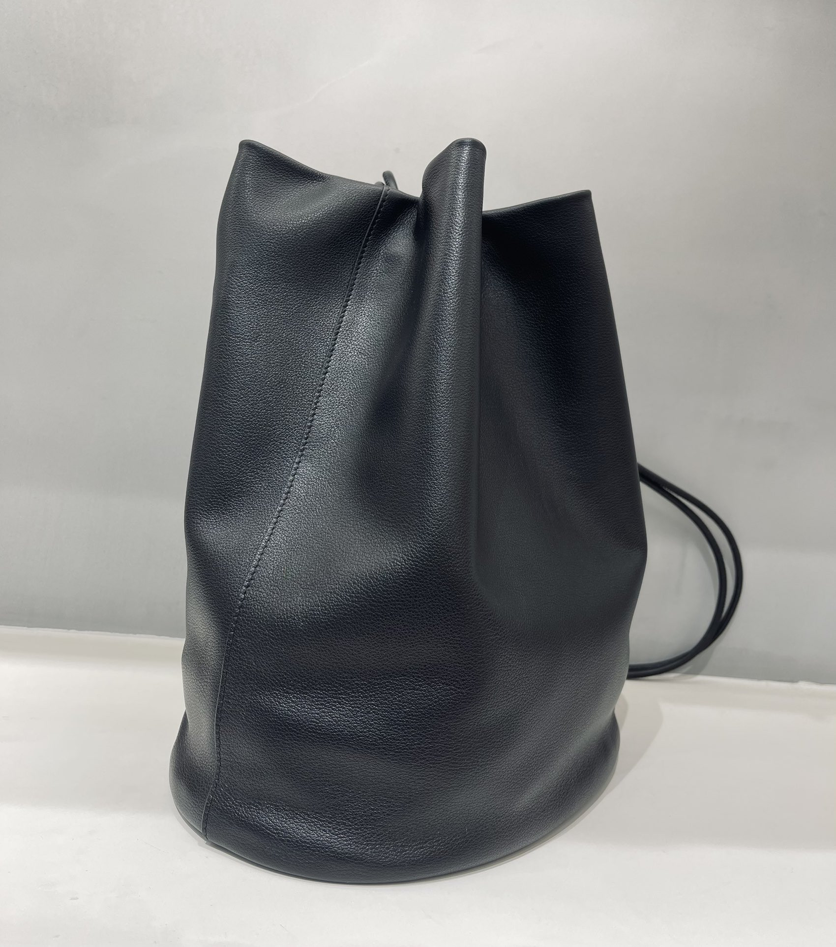The R0w Park Tote Bag in Leather 25x31x16cm