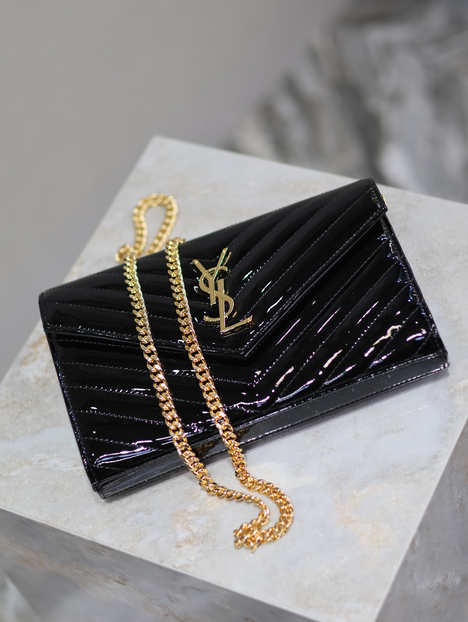Y51 Cassandra Monogram Classic Chain Wallet in patent leather 22.5 x 14 x 4cm