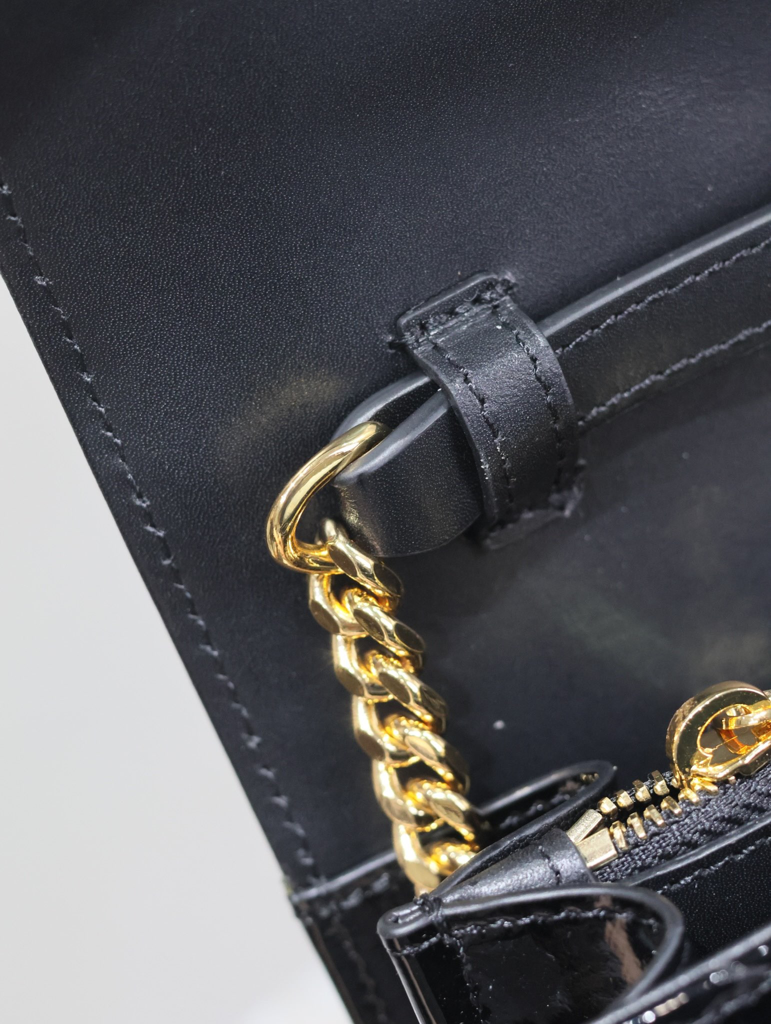 Y51 Cassandra Monogram Classic Chain Wallet in patent leather 22.5 x 14 x 4cm