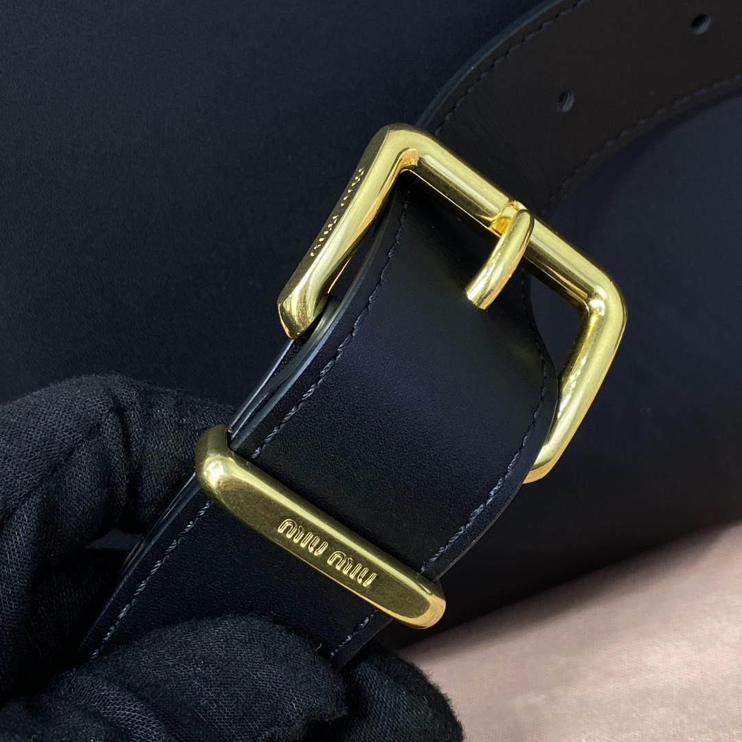 Miu Miu Leather Beau bag 23x34x10cm