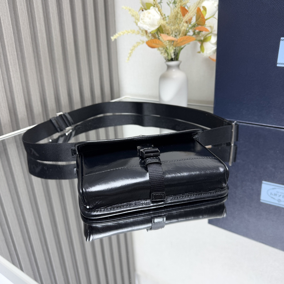 Pra*a Leather smartphone case 12.5x18x2.5cm