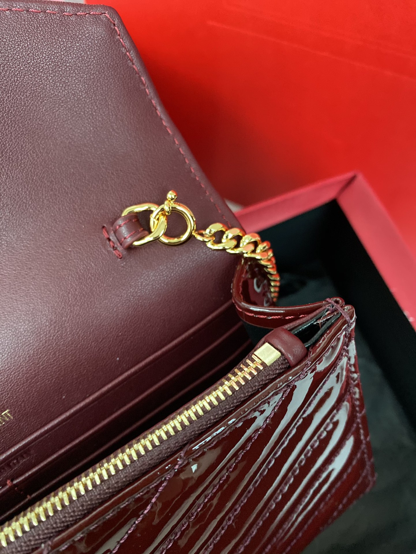 Y51 WOC CASSANDRE envelope chain wallet in patent leather 19x12.5x3.5cm