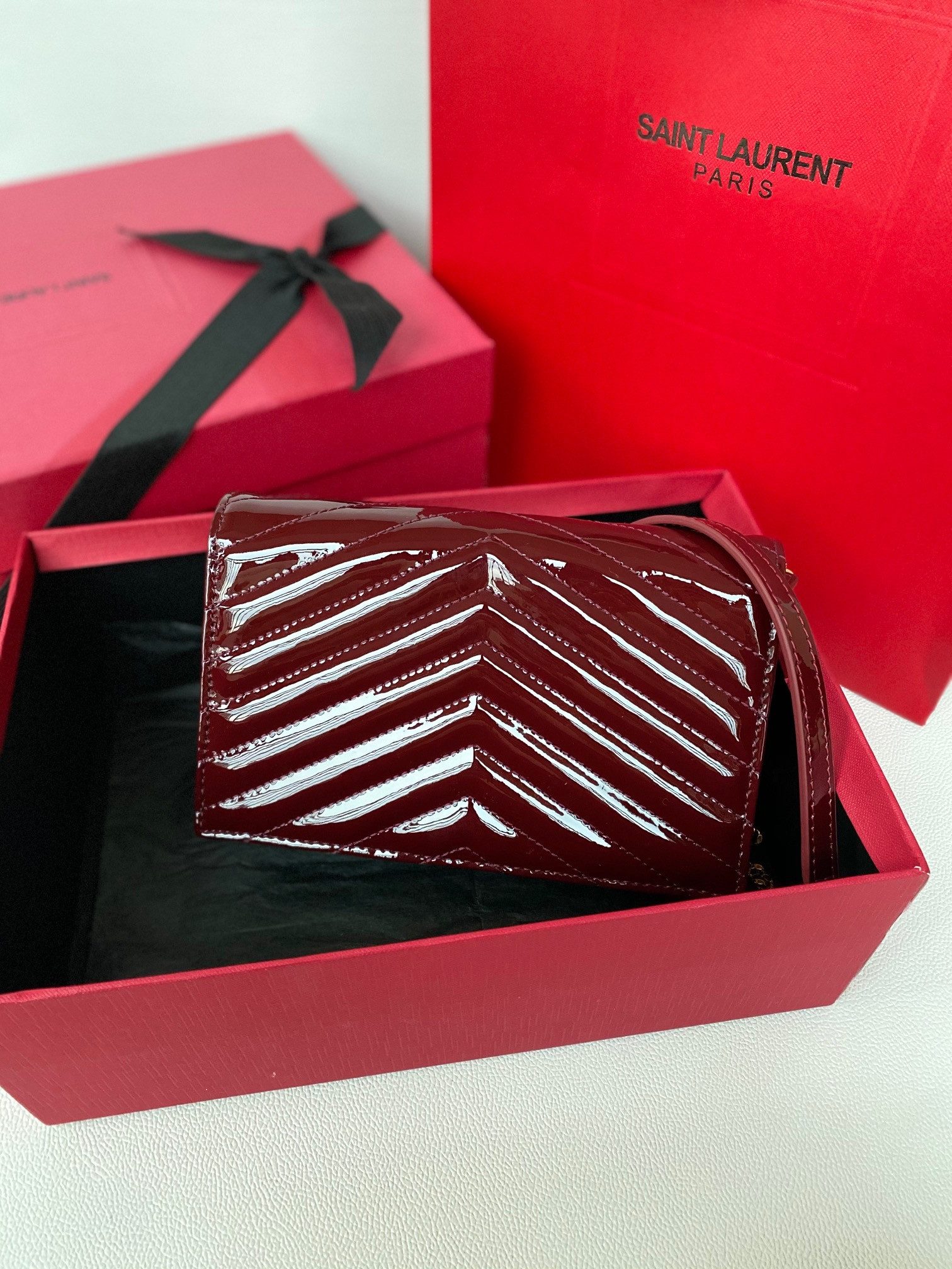 Y51 WOC CASSANDRE envelope chain wallet in patent leather 19x12.5x3.5cm