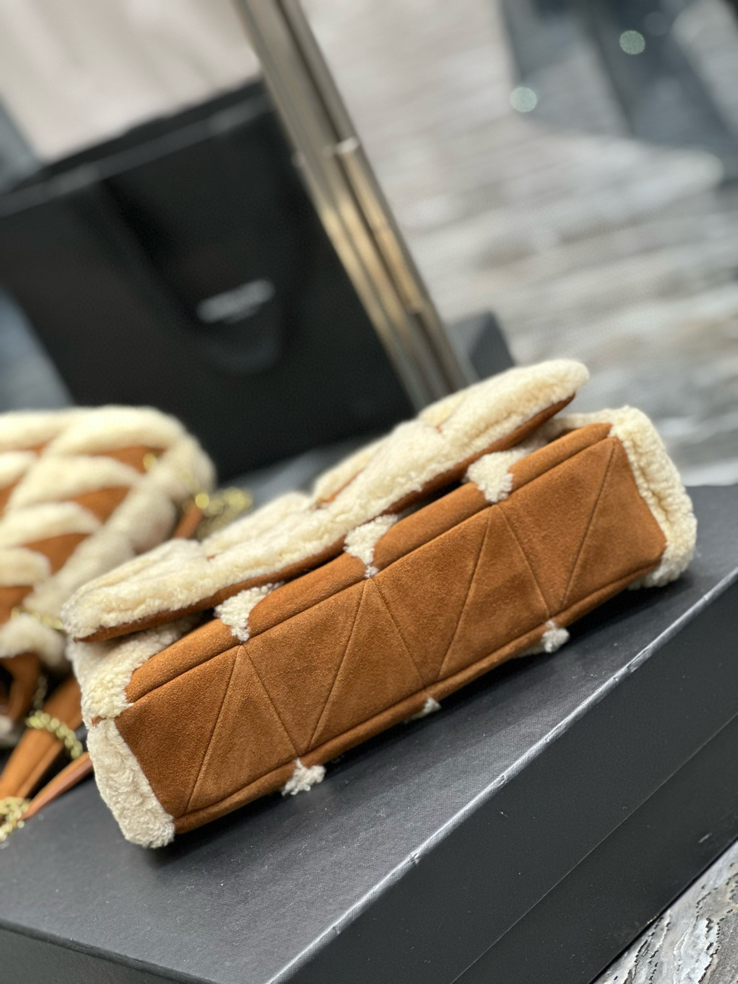 Y51 Jamie Medium in Suede and Shearling 25×15×7.5cm