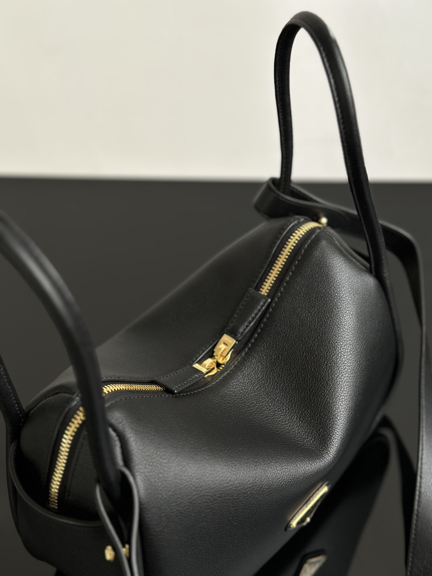 Pra*a Darling leather handbag 18x25x10.5cm