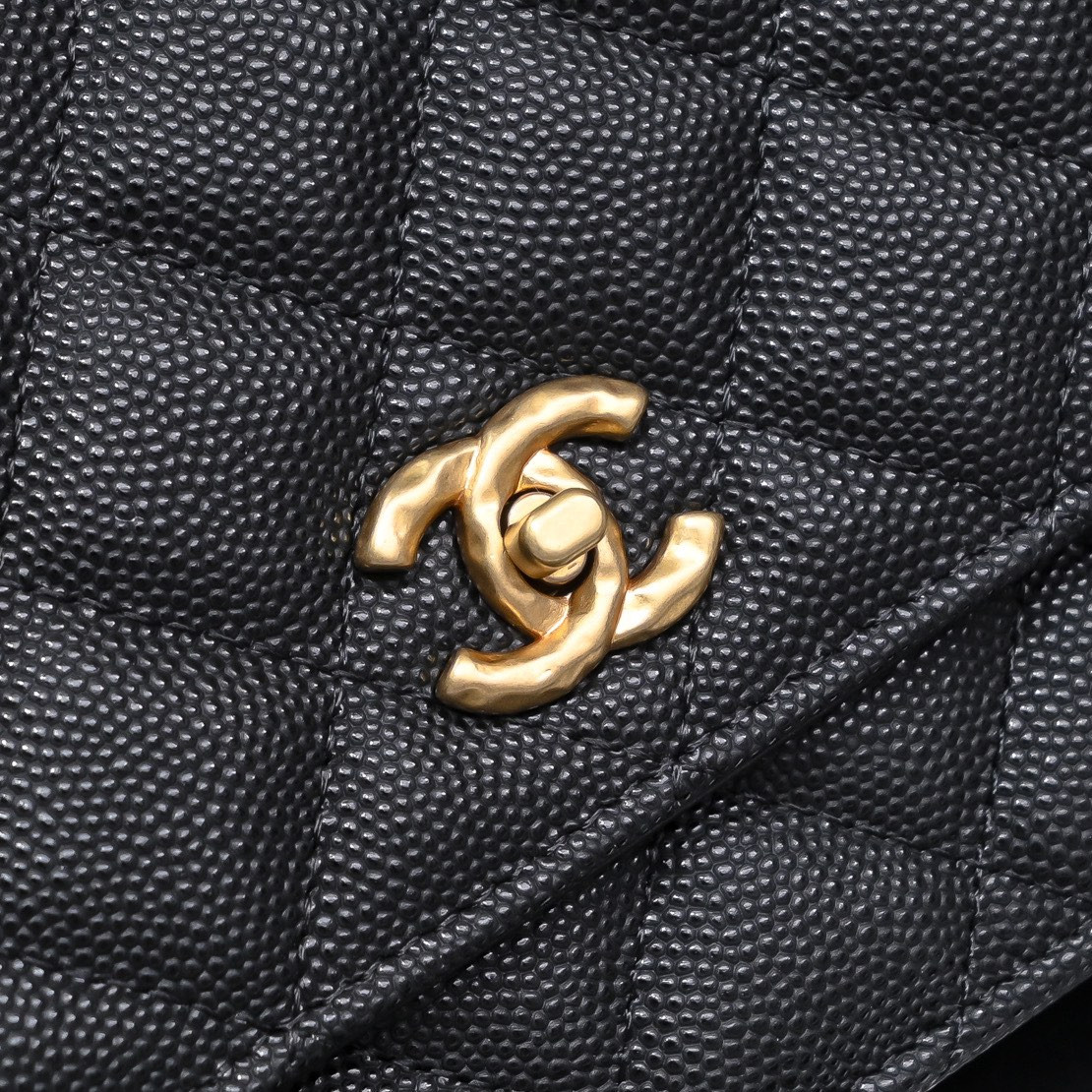 Ch**el WOC CLASSIC WALLET ON CHAIN 19cm