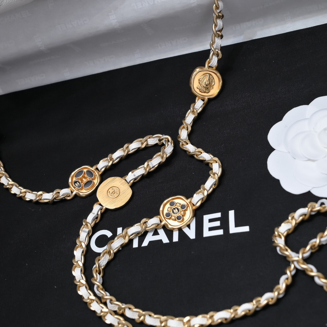 Ch**el WOC CLASSIC WALLET ON CHAIN 19cm