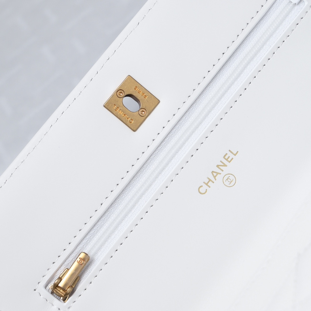 Ch**el WOC CLASSIC WALLET ON CHAIN 19cm