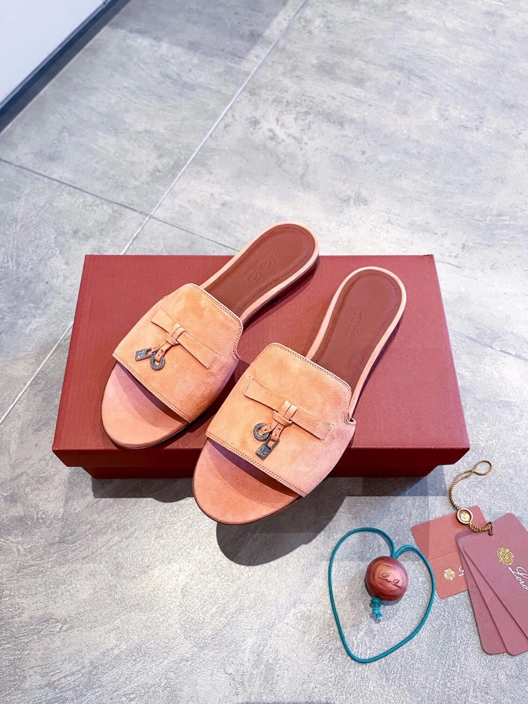 UA L0r0 P1ana Summer Charms Sandal