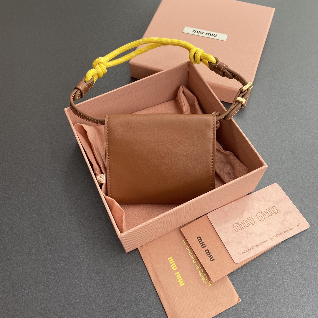 Miu Miu Leather shoulder wallet 8.5x10.5x2cm