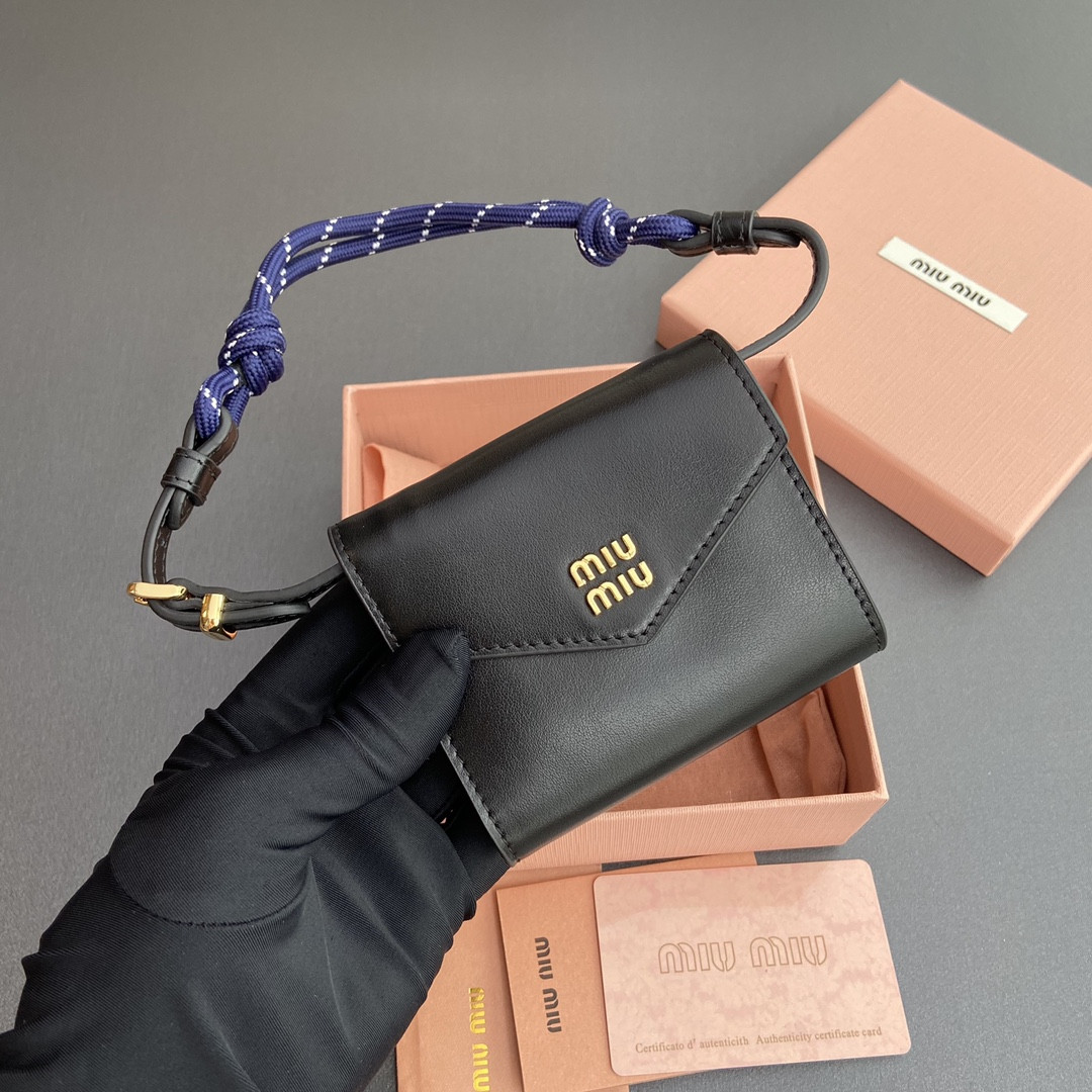 Miu Miu Leather shoulder wallet 8.5x10.5x2cm