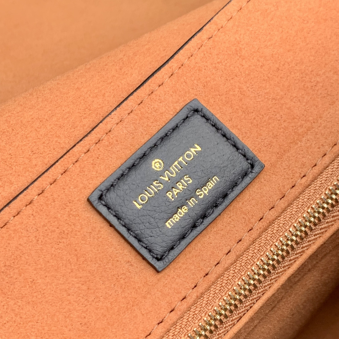 LV Messenger Bag M13148 30x18x12cm