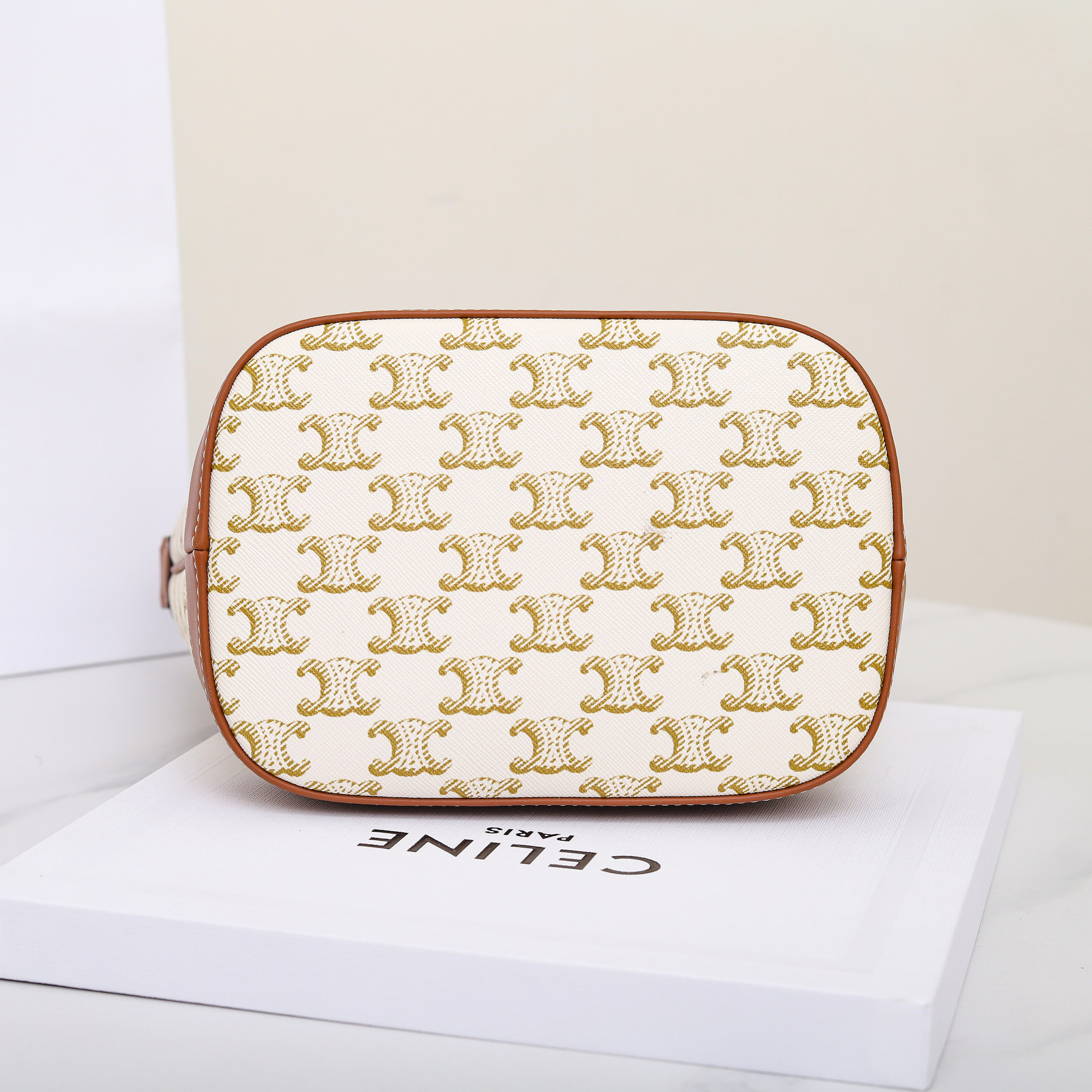 Ce1i*e SMALL BUCKET IN TRIOMPHE CANVAS AND CALFSKIN 191442 30x22x13cm