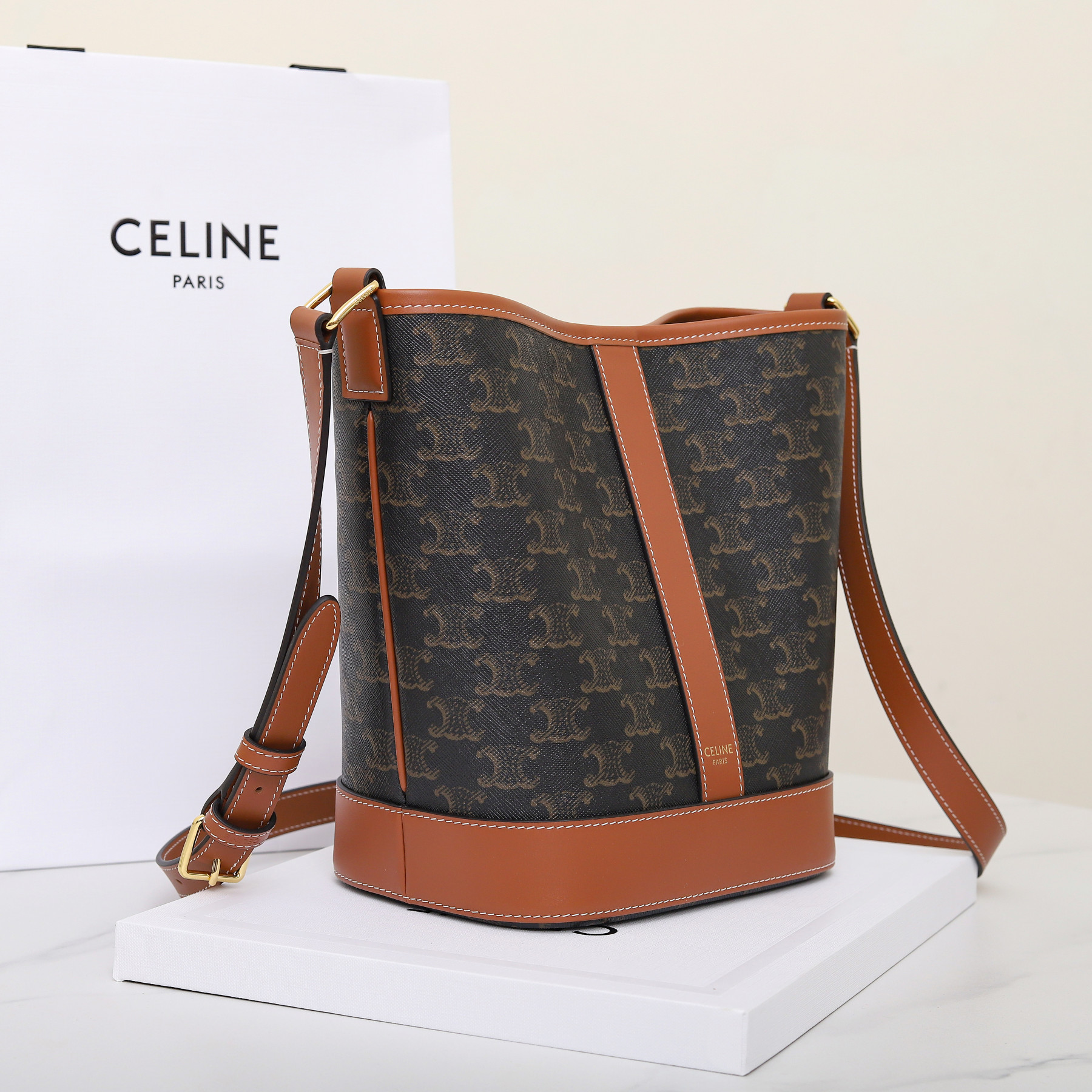 Ce1i*e SMALL BUCKET IN TRIOMPHE CANVAS AND CALFSKIN 191442 30x22x13cm