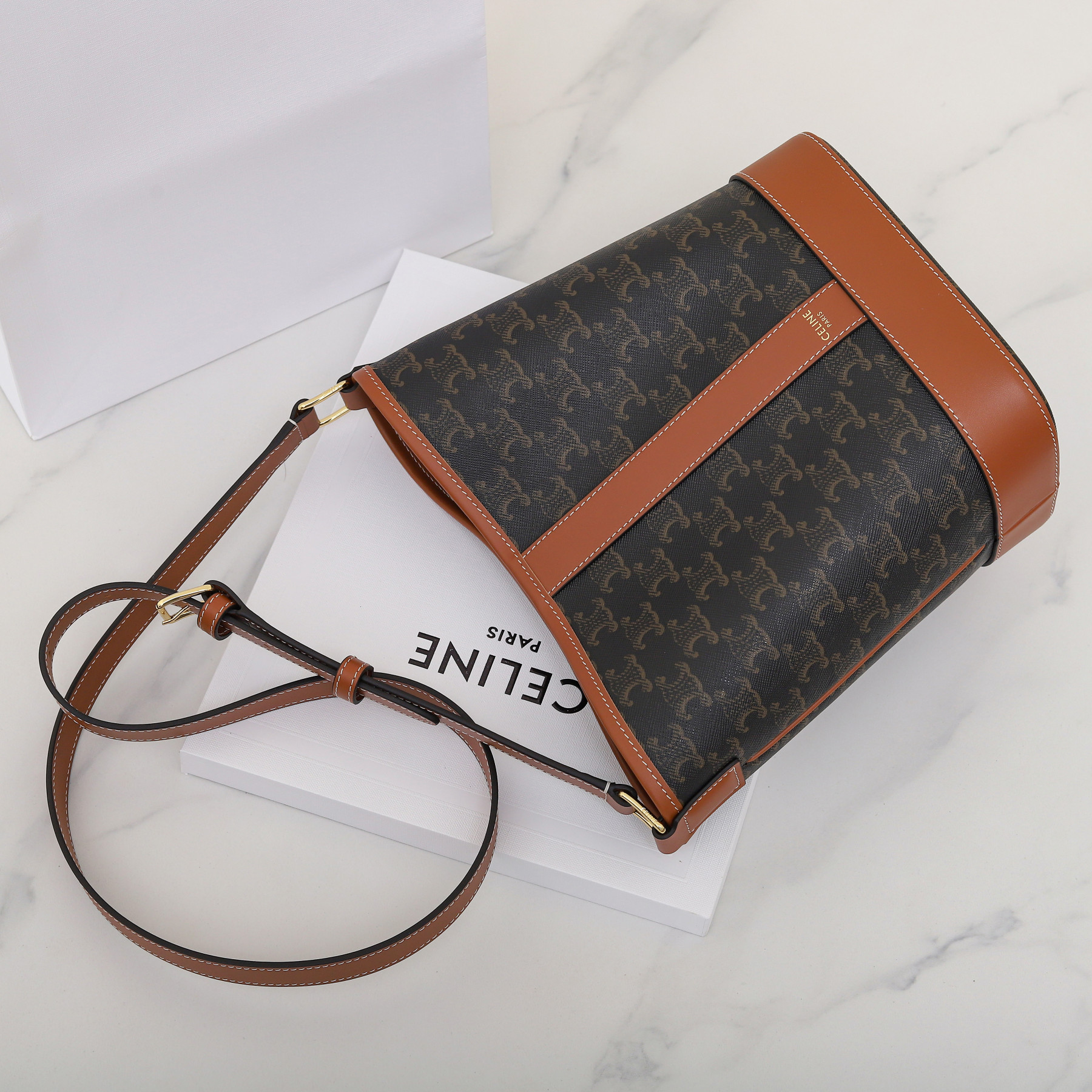 Ce1i*e SMALL BUCKET IN TRIOMPHE CANVAS AND CALFSKIN 191442 30x22x13cm