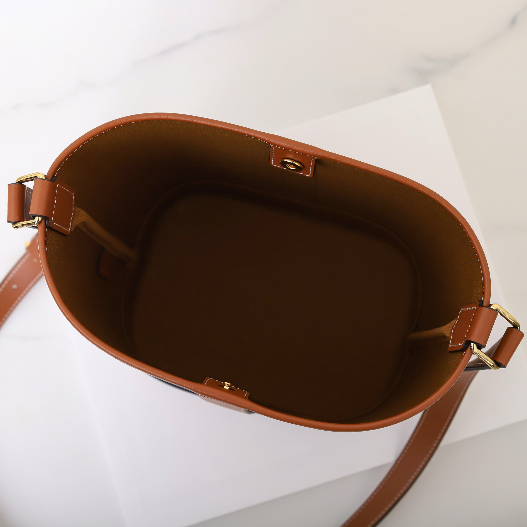 Ce1i*e SMALL BUCKET IN TRIOMPHE CANVAS AND CALFSKIN 191442 30x22x13cm