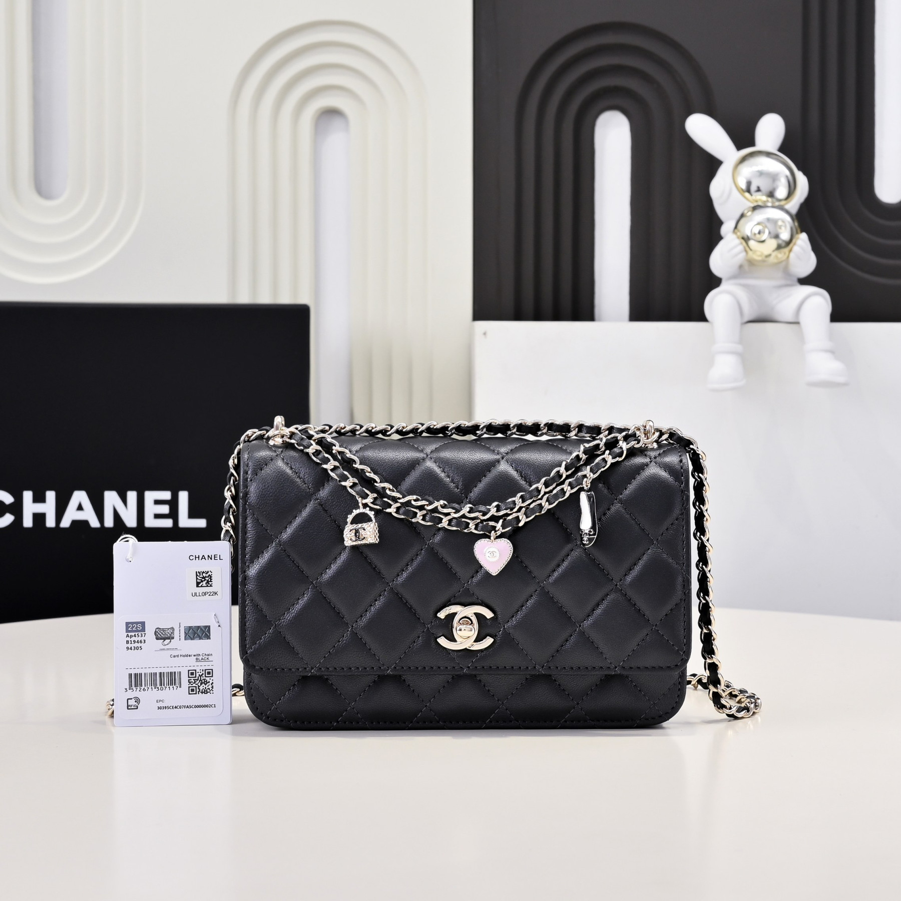 Ch**el SPRING-SUMMER 2025 PRE COLLECTION WALLET ON  BLACK AP4537 19.5 × 13 × 3.5 cm