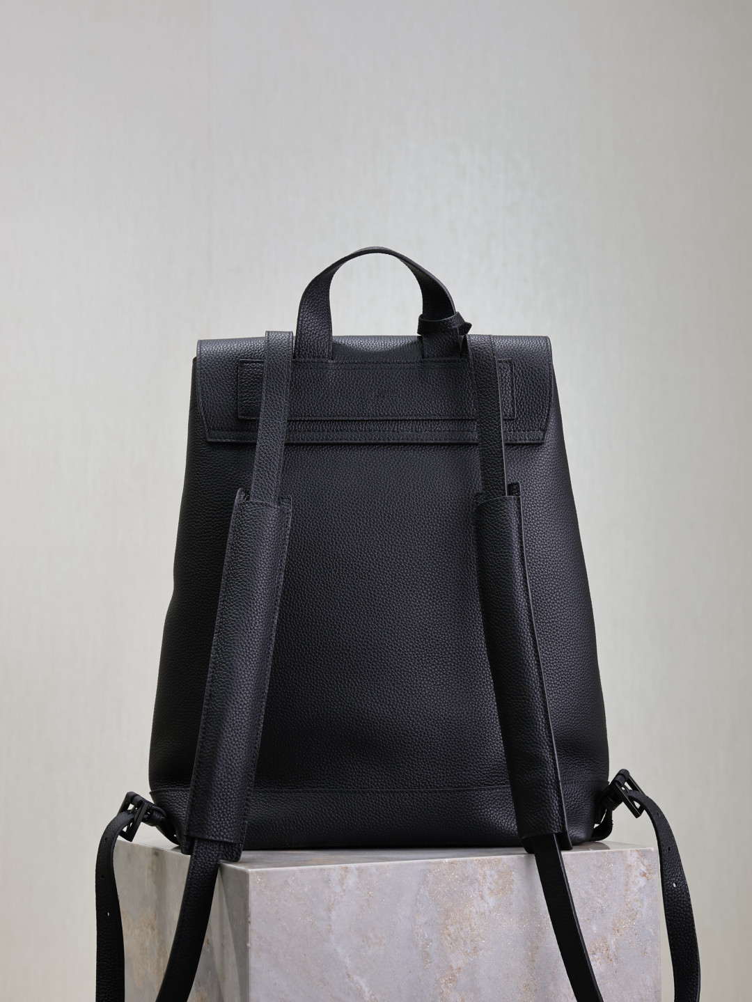 Y51 sac de jour backpack in grained leather 29 x 37.5 x 14 cm