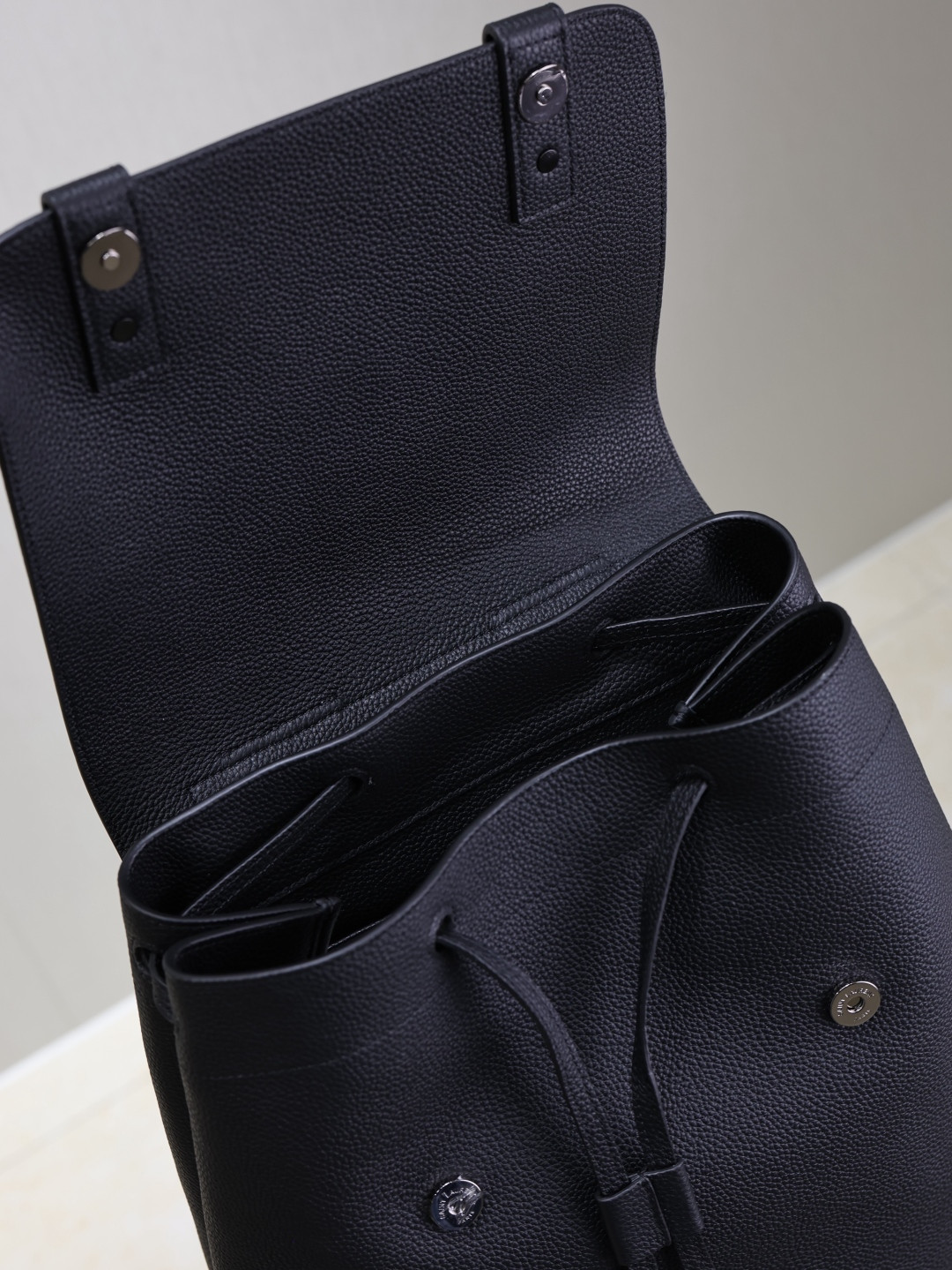 Y51 sac de jour backpack in grained leather 29 x 37.5 x 14 cm