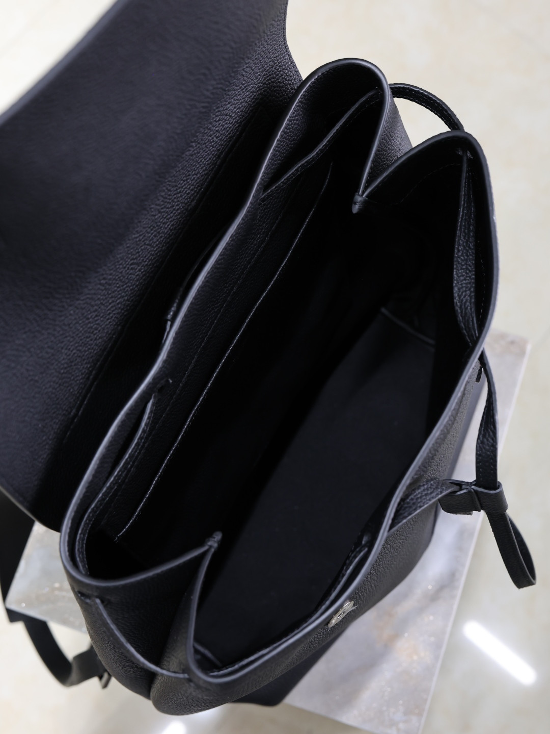 Y51 sac de jour backpack in grained leather 29 x 37.5 x 14 cm