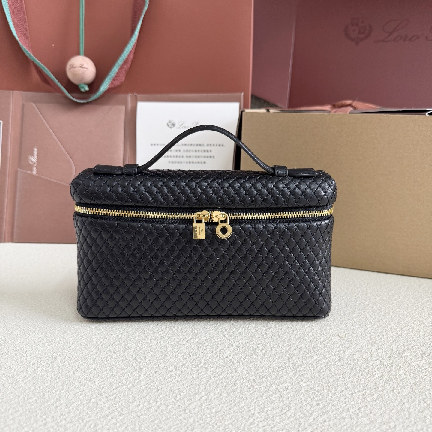 L0r0 P1ana Extra Pocket L19 Lambskin 19x11.5x7cm