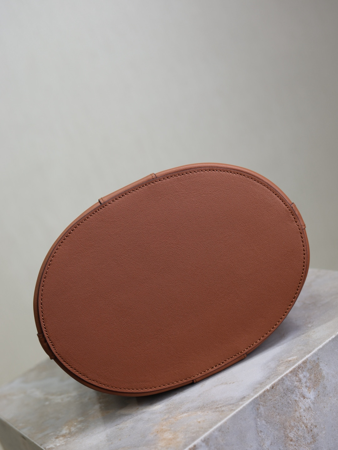 Y51 Y top-handle bucket in leather 25x22-34x3-15cm