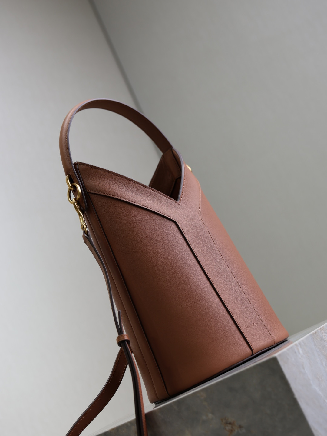 Y51 Y top-handle bucket in leather 25x22-34x3-15cm