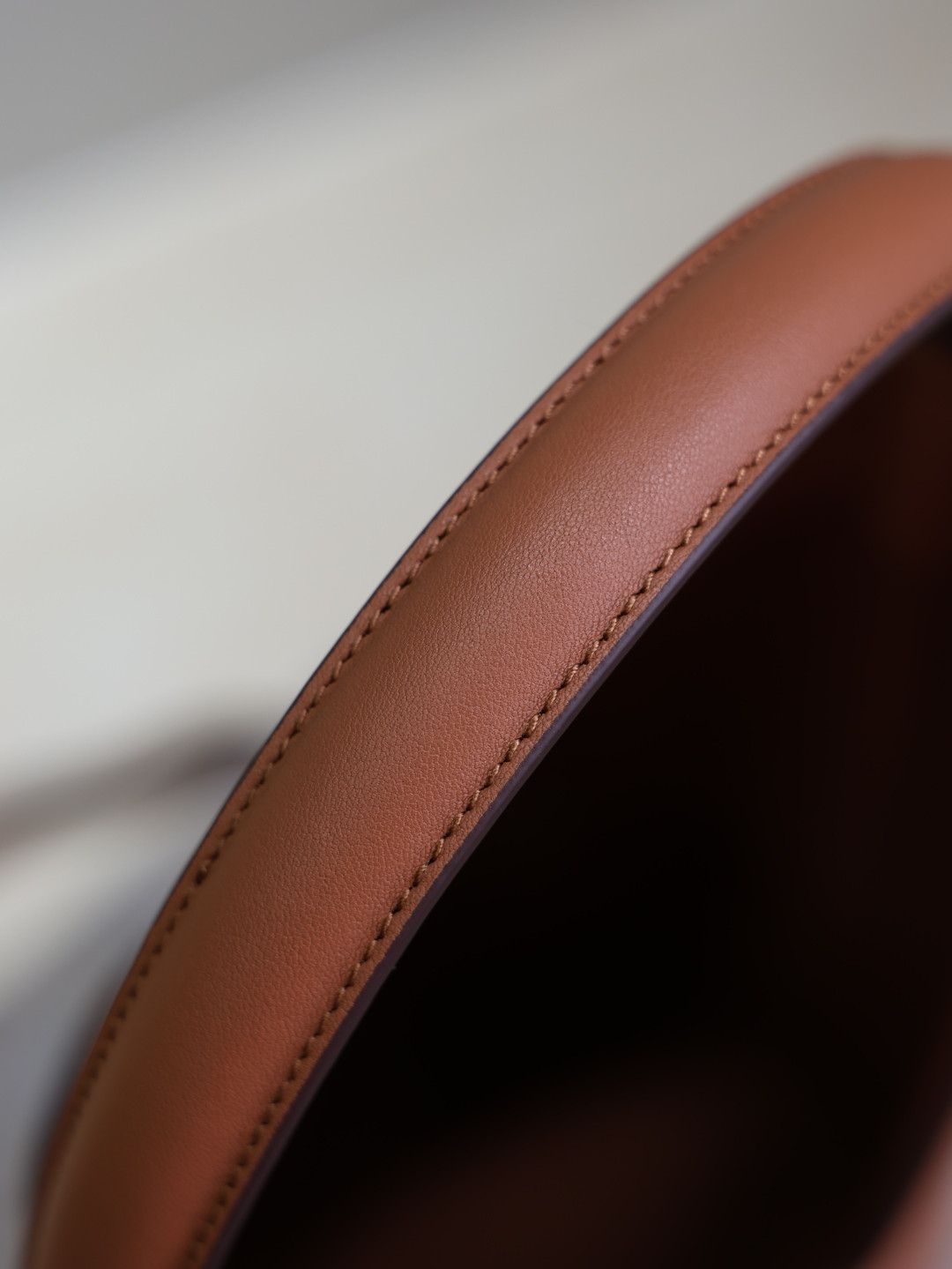 Y51 Y top-handle bucket in leather 25x22-34x3-15cm