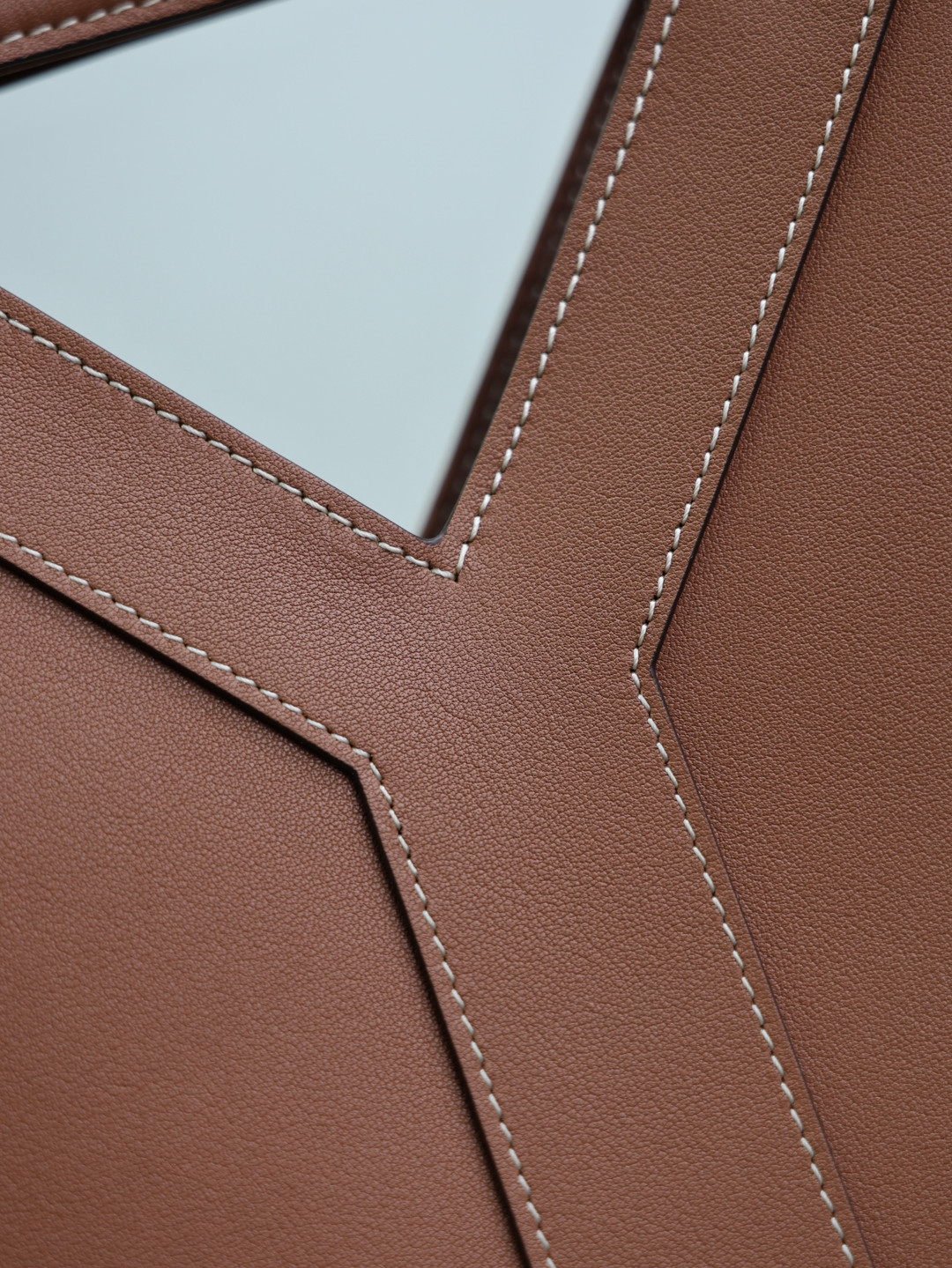 Y51 Y small bucket in leather 23x29.5x3-8.5cm